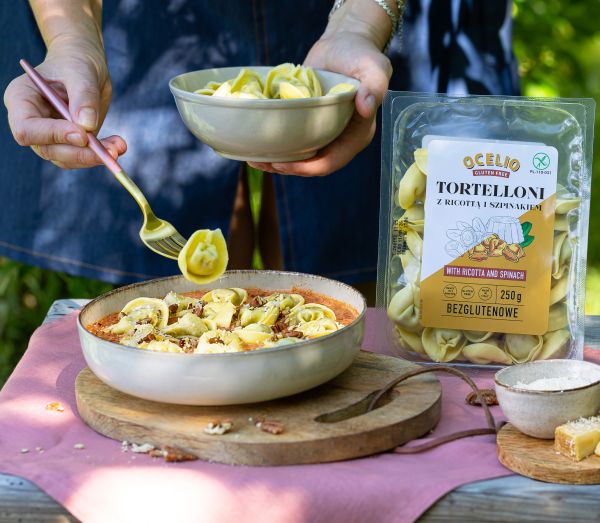 Tortelloni w sosie pomidorowym